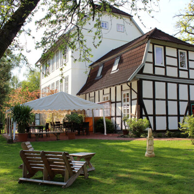 11Bruchhof - Hauptgebäude und Café im Sommer mit Außenterrasse